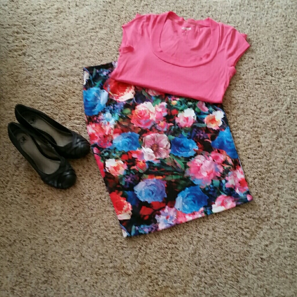 Cute flowered pencil skirt..fits like a small